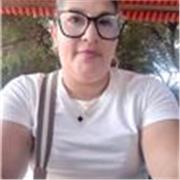 Profesora con 21 años de experiencia imparte clases a niños de primaria 