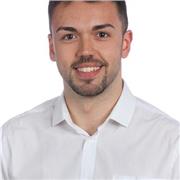 Profesor de ciencias imparte clases a alumnos de secundaria y bachillerato