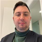 Avvocato impartisce lezioni di diritto privato con focus su obbligazioni e contratti