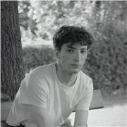 Diplomato al Liceo Linguistico Leonardo Da Vinci di Alba ed ex studente di Lingue e Letterature Moderne a Torino. Livello C1