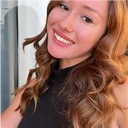 Docente di francese che impartisce lezioni a ragazzi di scuole medie e superiori