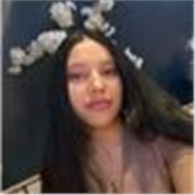 Lycéenne donnant des cours d’anglais pour primaires/ collèges