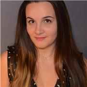 Laureata in Conservatorio impartisce lezioni di Canto lirico, Pianoforte per principianti, Solfeggio, Armonia complementare, Ear Training