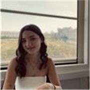 studentessa di psicologia offre aiuto compiti a bambini e ragazzi