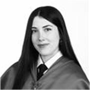 Profesora titulada en Derecho, actual opositora a judicatura, que imparte clases de forma online.