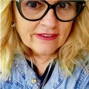 Cerco lavoro come traduttrice dall'italiano all'inglese/francese oppure offro ripetizioni di lingue a studenti di ogni grado