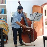 Profesor de contrabajo apto para nivel principiante, medio