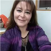 Profesor de actividad física ofrece clases a niños  y terapias de relajacion