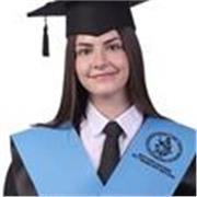 Soy una profesora cercana, dinámica y con sólida formación académica (graduada en Filología Inglesa y con Máster de Profesorado), 