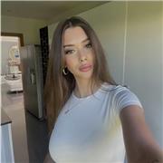 Profesora de inglés que imparte clases a niños de todas las edades