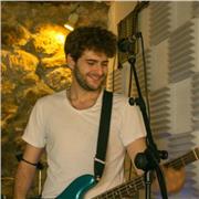 Profesor de guitarra imparte clase a principiantes o intermedios