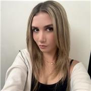 Estudiante universitaria con un diploma de bachiller americano, con un c1 en ingles y actualmente estudiando marketing y negocios