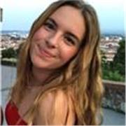 Profesora de inglés imparte clases a niños de primaria y secundaria