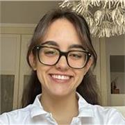 Soy estudiante en RRII con C1 de inglés y B2 de francés. Preparo selectividad y Cambridge sin agobios, a tu ritmo.