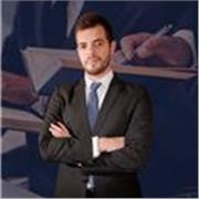 Abogado impartiendo clases de Derecho, desde nivel inicial hasta más avanzado