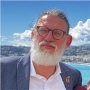 Insegnante di Fisica con esperienza nei licei e nelle scuole tecniche.