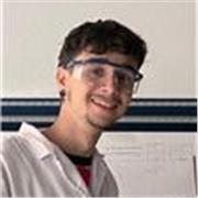 Soy un estudiante universitario de química en el ultimo año y ofrezco clases de química, fisica y matematicas. Dispongo de coche