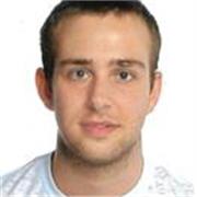 Giovane spagnolo che ti aiuta a imparare e esercitarti spagnolo