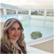 Laureata in giurisprudenza e abilitata alla professione di avvocato, ex insegnante di diritto al Cepu. 