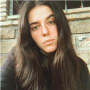 Studentessa universitaria offre aiuto in biologia