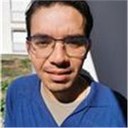 Professeur particulier donne cours de français aux personnes souhaitant apprendre ou se perfectionner en Français