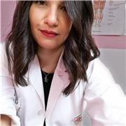 Laureata in biologia e biologa nutrizionista impartisce lezioni di biologia per scuole superiori