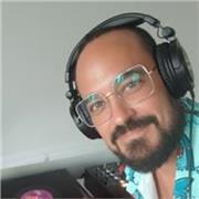 ¡Hola! Soy Nogare Dee, productor de música electrónica y DJ con más de 20 años de trayectoria en las cabinas. Si siempre has queri