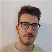 Estudiante de la carrera de estadística imparte clases de matemáticas a todas las edades