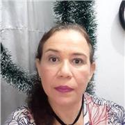 Profesora de ciencias imparte a niños de todas las areas