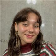 Profesora de arte ofrece sus conocimientos a pequeños aprendices