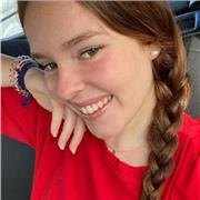 Niña de 18 años, con el título de bachillerato y iniciando la carrera de educación infantil