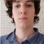 Insegnante di chitarra impartisce lezioni per ragazzi