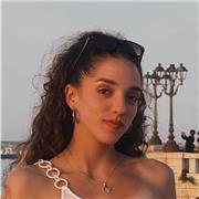 Persona competente y vivaz que se encuentra preparada para impartir clases individualizadas y conjuntas.