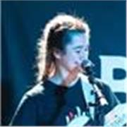 Je suis professeure de musique et donne des cours de piano, chant, guitare, basse, batterie, ukulélé.