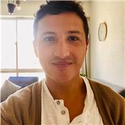 Periodista imparte clases de sociales a niños, jóvenes o adultos