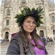 Studentessa universitaria che offre aiuto e supporto nello studio