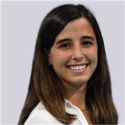 Profesora de inglés imparte clases a personas de todas las edades