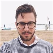 Professionista del settore grafico, offre lezioni private per approfondire gli aspetti tecnici e creativi del graphic design