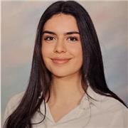 Profesora de inglés imparte clases particulares a alumnos de Educación Primaria