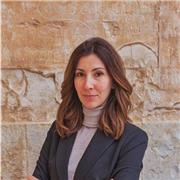 Avvocato impartisce lezioni di diritto con focus specifico sul diritto civile, amministrativo, successorio e contrattualistica