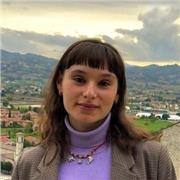 Laureata in Lettere propone lezioni di Italiano, Storia, Geografia, Latino e Inglese per scuola elementare, medie e superiori