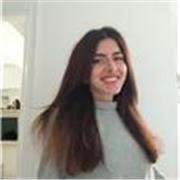 Giovane ragazza con Certificato Cambridge offre lezioni di inglese