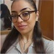 Profesora de ingles imparte clases para alumnos de primaria y secundaria