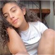 Ragazza interessata a dare ripetizioni a ragazzi della scuola primaria