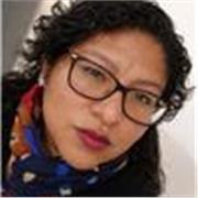 Docente universitaria brinda clases dinámicas en desarrollo personal, ciencias sociales y gestión pública