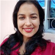 Profesora de matemáticas imparte clases a niños de todas las edades