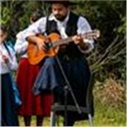 Iniciacion en el lenguaje musical, con instrumentos guitarra, flauta dulce, piano y percusión. Para un desarrollo integrador