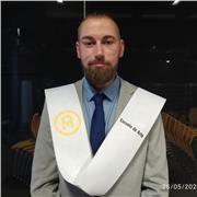 Profesor de Historia imparte clase a gente de todas las edades