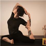 Profesoro titulada en yoga y especializada en vinyasa, hatha y trauma