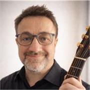 Prof de guitare, guitariste-chanteur, 35 ans d’expérience. pédagogie adaptée ,pratique réelle, résultats concrets